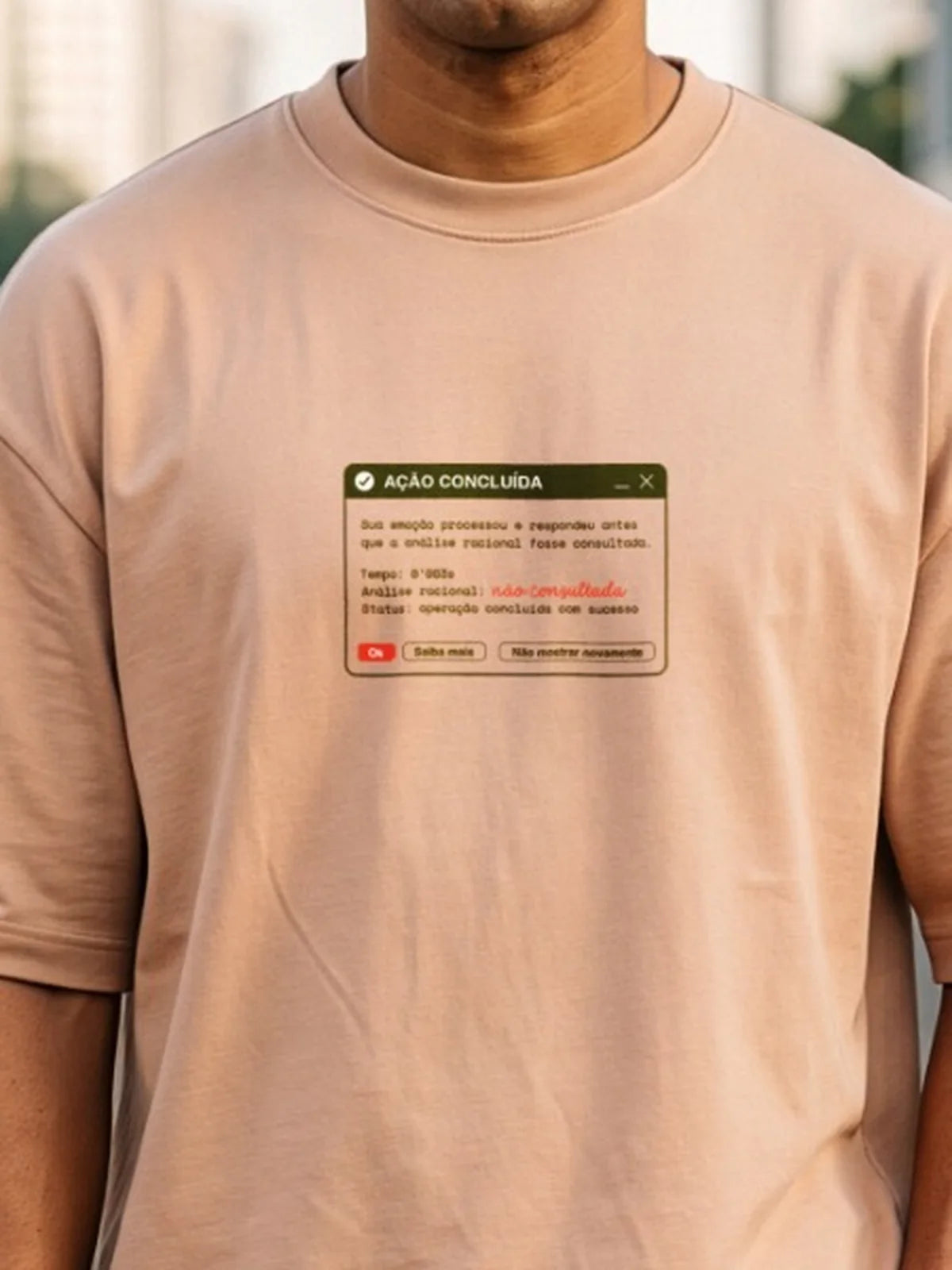 Close da estampa Indução Soberana C006 na camiseta oversized nude - Exallaxe